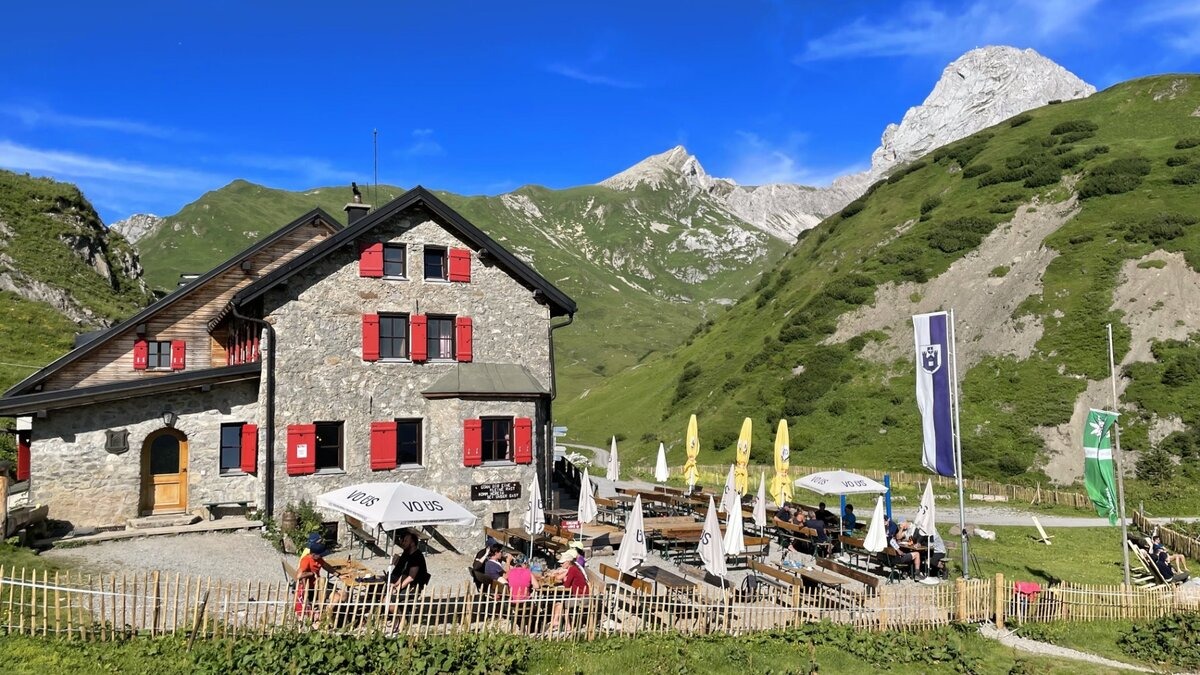 Die Ravensburger Hütte am Arlberg über dem Spullersee